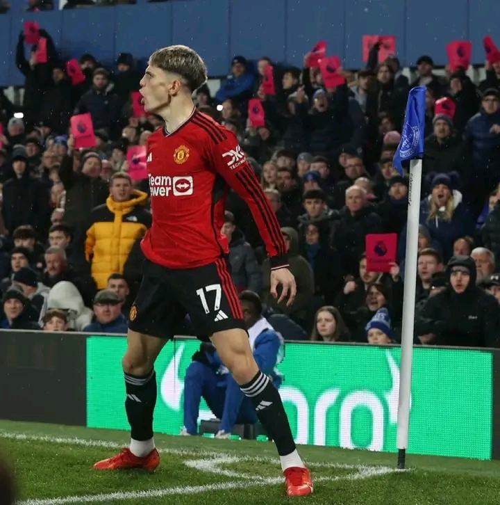 Garnacho posing as Cristiano Ronaldo
