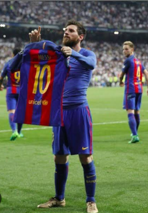 Messi holding up his shirt after the 3-2 win against Real Madrid 