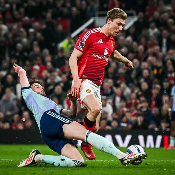 Declan Rice of Arsenal and Rasmus Hojlund of Manchester United