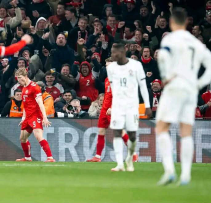 Rasmus Hojlund celebrating in front of Cristiano Ronaldo